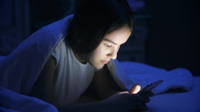 Setelah makan, bersantai sambil bermain gadget