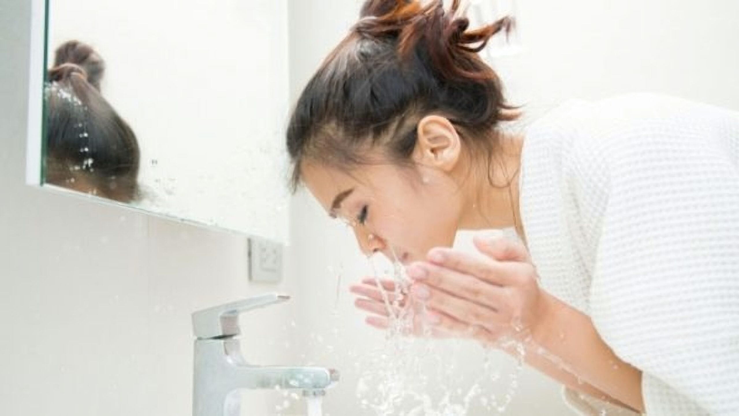 Cukupkah Cuci Muka di Pagi Hari Hanya Dengan Air Saja?