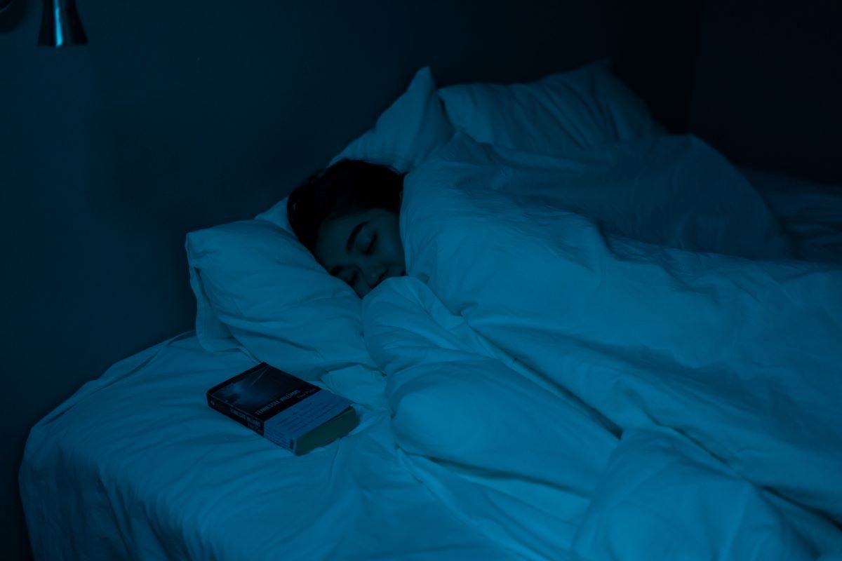 Jangan Dibiarkan Menyala, ini Manfaat Tidur dengan Mematikan Lampu