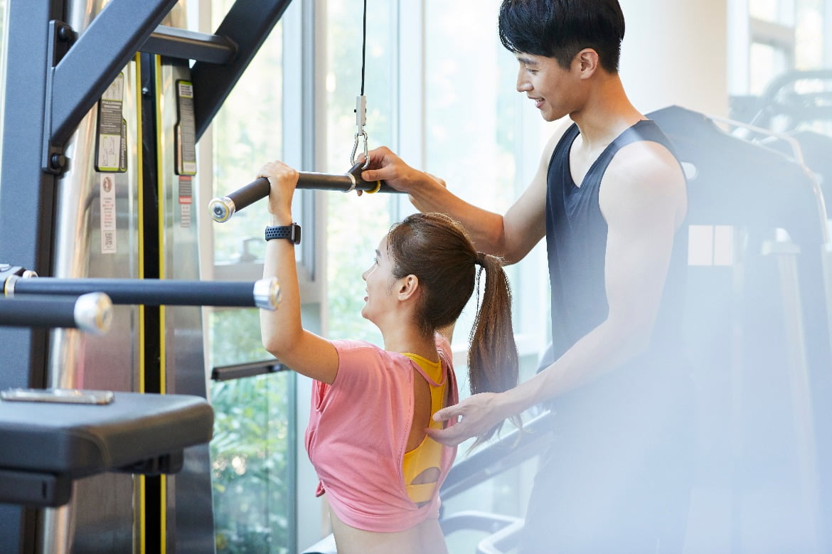 Perlu Gak Sih Pakai Personal Trainer di Gym?