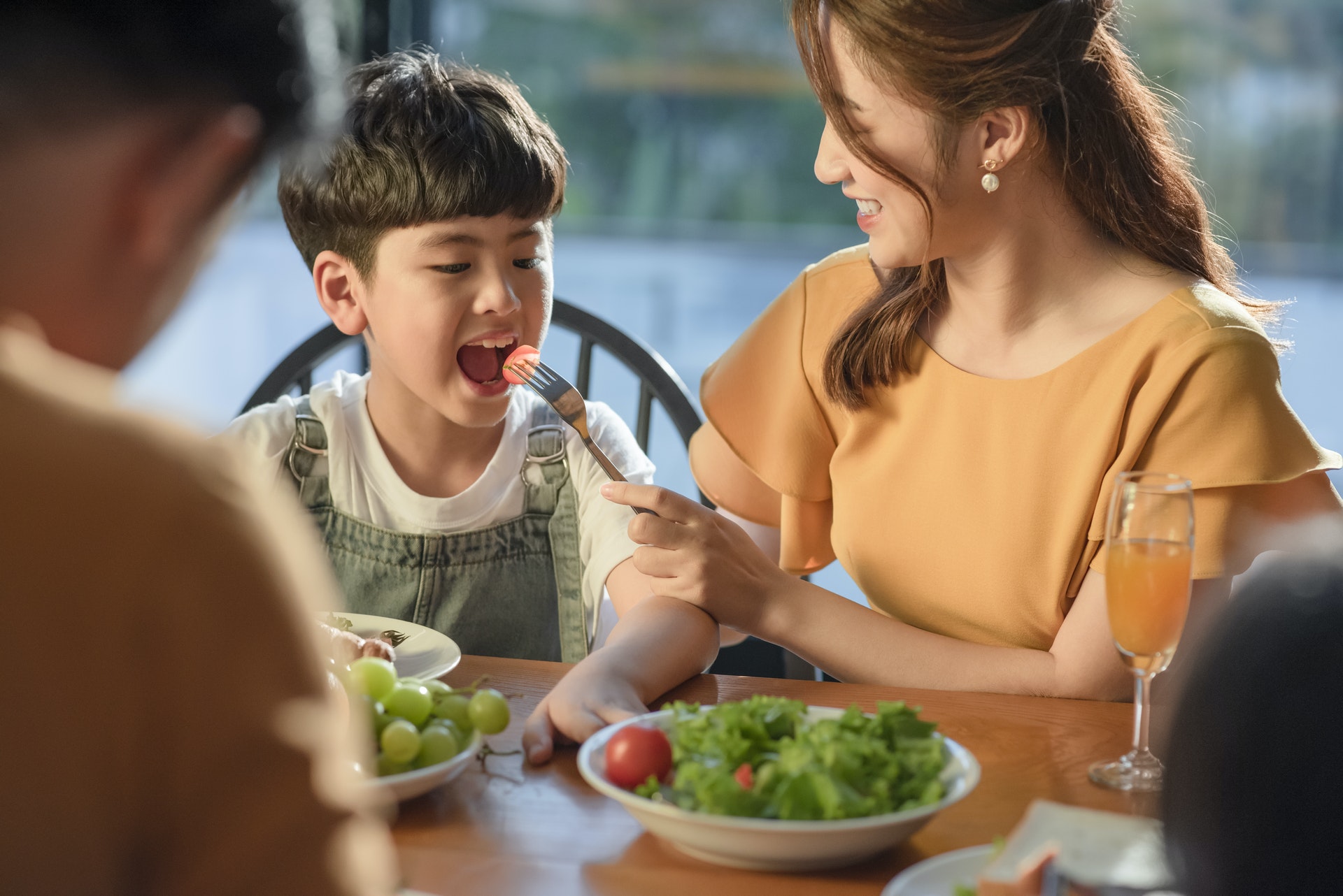 Moms, Begini Caranya Membiasakan si Kecil Makan Sayur