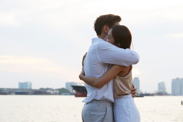 Manfaat Ajaib dari Skinship, Sentuhan Fisik dengan Pasangan yang Bikin Hubungan Makin Mesra