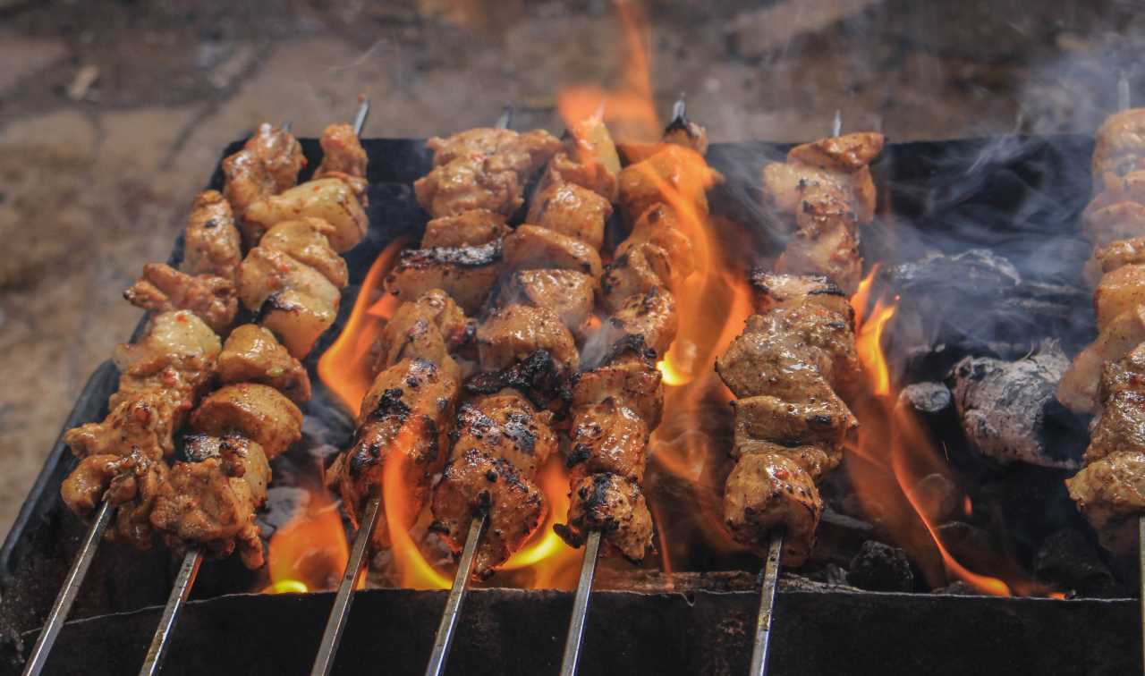 Rasanya Memang Lezat, Tapi Waspadai Bahayanya Makan Sate